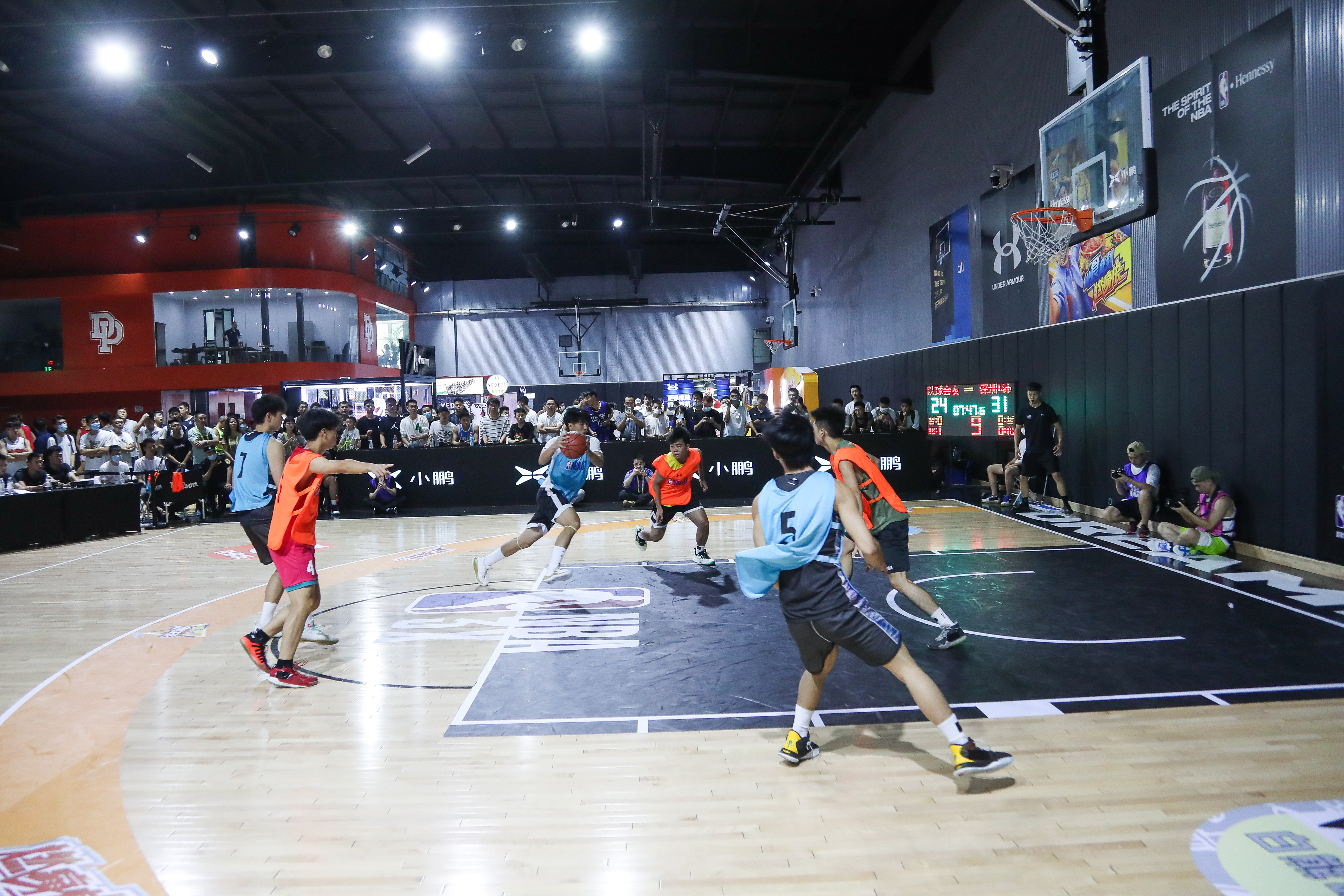 中场对抗中 中场对抗中